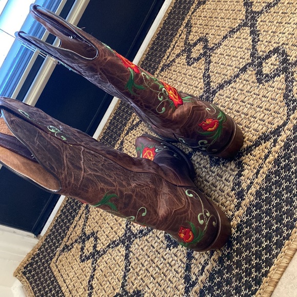 Excellence in motion wearing a fabulous Johnny Ringo boots🌺🌸🌺 - Picture 6 of 15